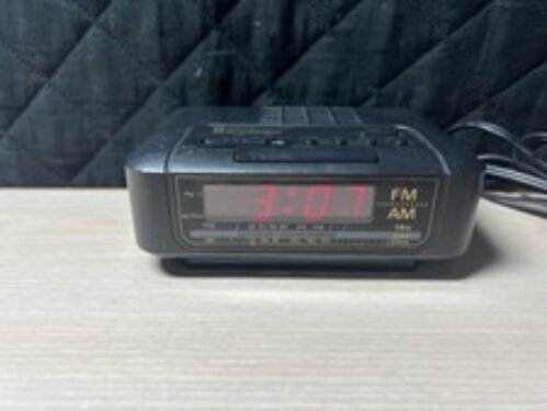 GPX AM/FM Receiver Digital Alarm Clock Red Numbers Model D509