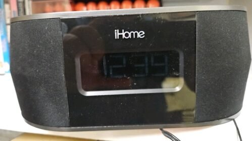 iHome Dual Alarm Clock Bluetooth USB Charging Radio SPEAKER AM FM IBT38