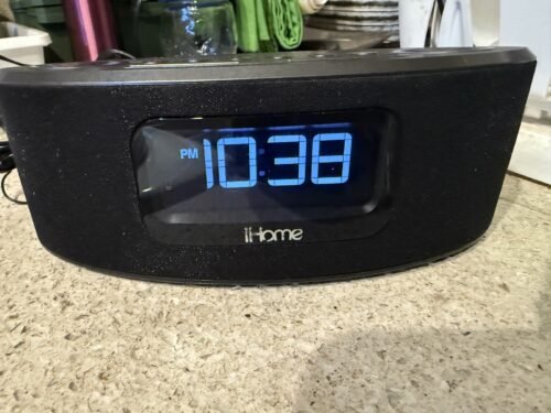 iHome iBT31 Digital Wireless Bluetooth Stereo FM Clock Radio Speakerphone Power