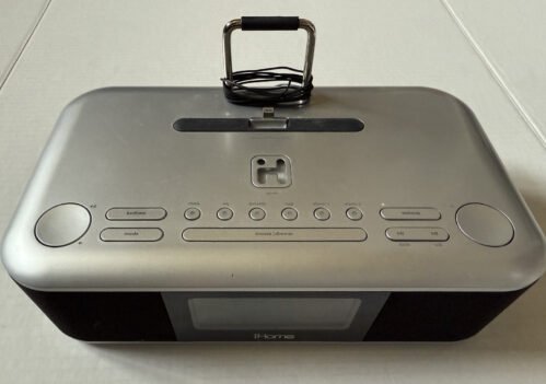 iHome iDL95 - iPhone Lightning Dock - Aux-in Jack FM Radio Digital Alarm Clock