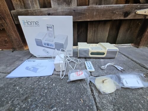 iHome iH5 Home System in White Gently Used in Original Box