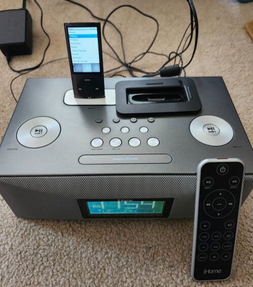 iHome iP88 iPhone iPod Dual Docking Clock Radio Alarm System & iPod -AS IS (READ