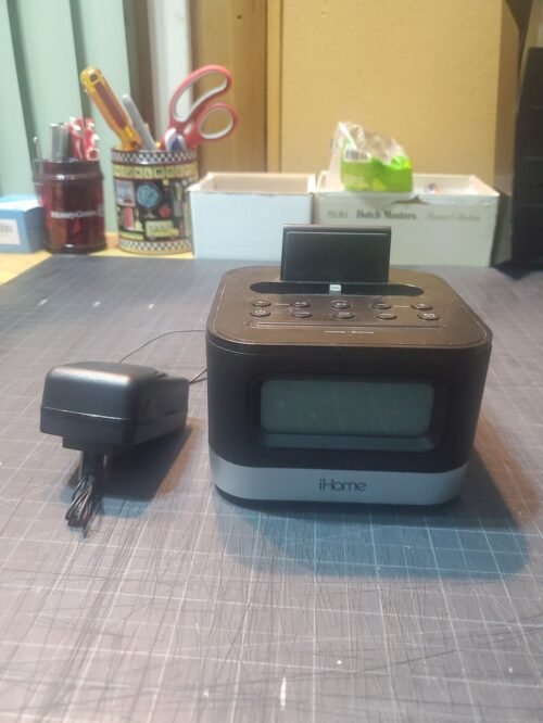 iHome iPod iPhone Speaker Alarm Clock / Dock - Model iPL8BN - with Charger