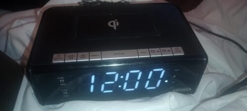 Jensen QiCR-200 Digital Dual Alarm Clock AM/FM Radio Wireless Qi Charging Black