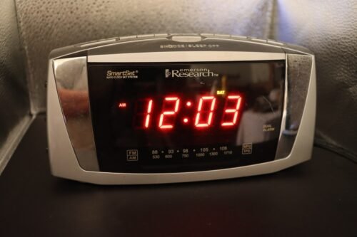 LARGE DISPLAY Emerson Research Smart Set Dual Alarm Clock Radio Chrome