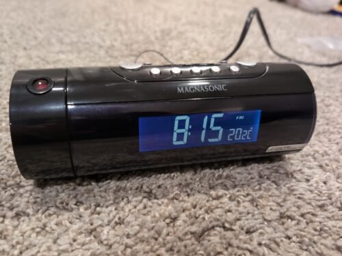 Magnasonic Auto Time Set Dual Alarm Projection Clock Radio