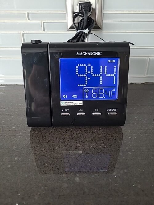 Magnasonic MAG-MM176K AM/FM Projection Clock Radio Dual Alarm self set.