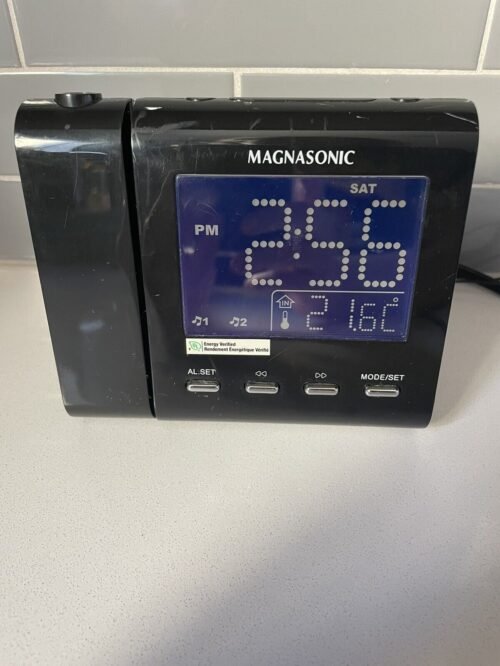Magnasonic MM176K AM/FM Projection Clock Radio Dual Alarm Self Set