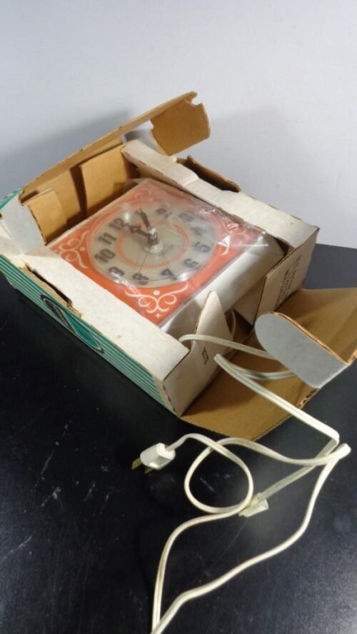 NOS UNUSED 1970s ERA RED/WHITE WESTCLOX ELECTRIC WALL CLOCK KENYON DIALITE 25360