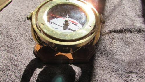 OLD SCHOOL SOLID BRASS GIMBAL COMPASS DESIGN SHIP TIME DESK CLOCK W /DOLPHINS