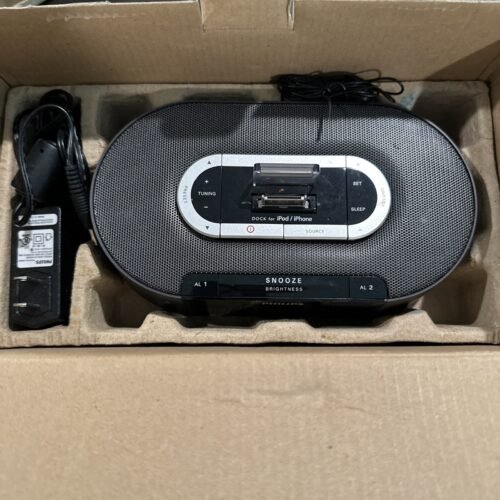 Philips AJ7030D/37 iPhone Dock / AUX Input / AM/FM Radio & Alarm Clock System