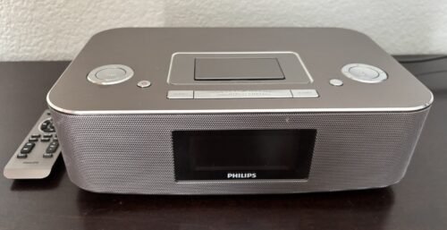 Philips Alarm Clock With iPhone / iPod Docking Station Model DC290B/37