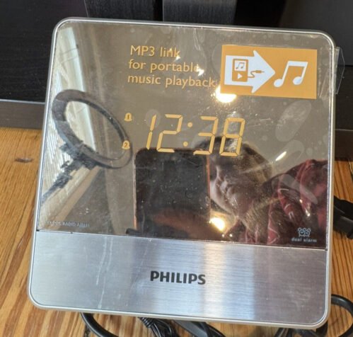 Philips Mirror Finish Dual Digital Alarm Clock AM/FM Radio AJ3231/37