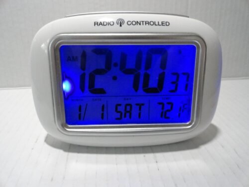 RADIO CONTROLED TRAVEL ALARM CLOCK w/ NEW BATTERIES