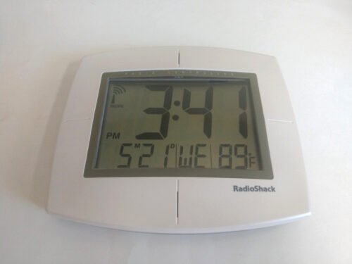 Radio Shack 63-973 Radio Controlled Atomic LARGE LCD Wall / Desk Alarm Clock