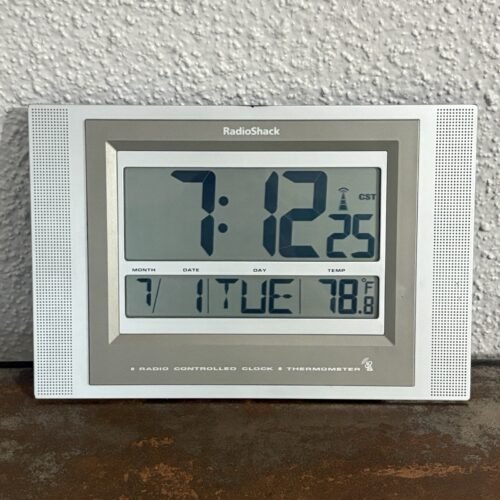 Radio Shack Atomic Wall Clock Radio Controlled Temp Month Day Hour Minute Second