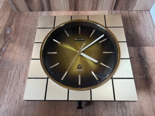 Rare Bulova Quartz Vintage Mid Century Wall Clock Retro Kitsch Sweep Second Hand