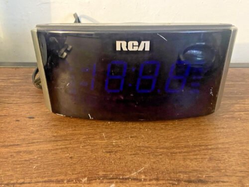 RCA Dual Wake Alarm Clock AM FM Radio RP3720A Digital Large Blue Display