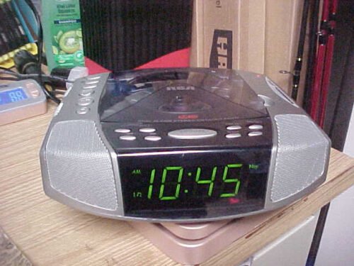 Rca RP4896A dual alarm clock w/ cd-am-fm. tested