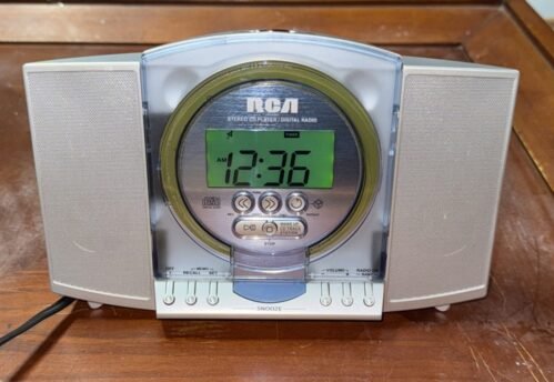RCA Stereo CD Player with Digital AM/FM Tuning Alarm Clock Radio RP3755B WORKS
