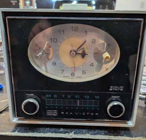 RCA Victor model RHD25J/ Gray Solid state Clock Radio works great Atomic appeal