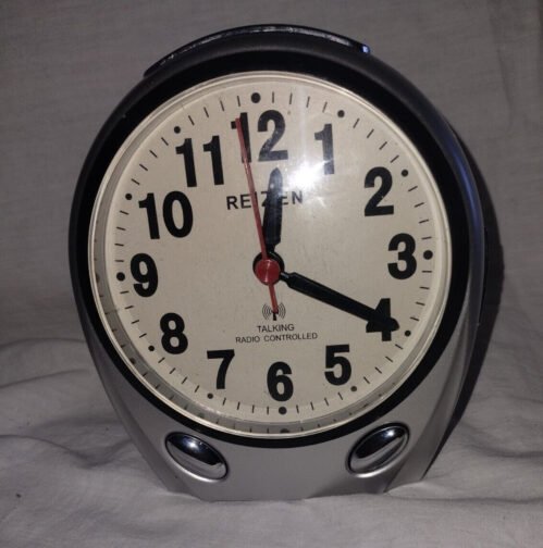 Reizen Talking Clock radio controlled 5x4.5x3" with 2 c cell batteries works