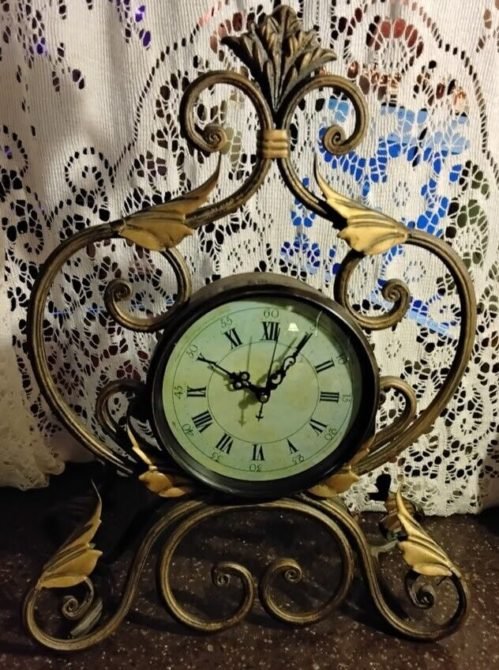 Retro Mantel scrollwork Clock metal iron green leaves wheat gold tone Battery