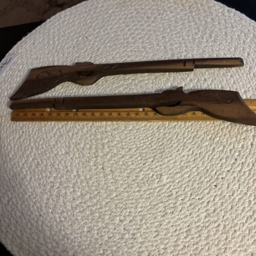 SET WOODEN HUNTING RIFLES FOR THE ROOF TOP OF A GERMAN CUCKOO CLOCK 11”