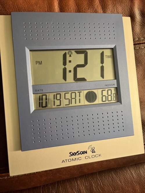 SkyScan Atomic Clock Blue With Chrome Base.