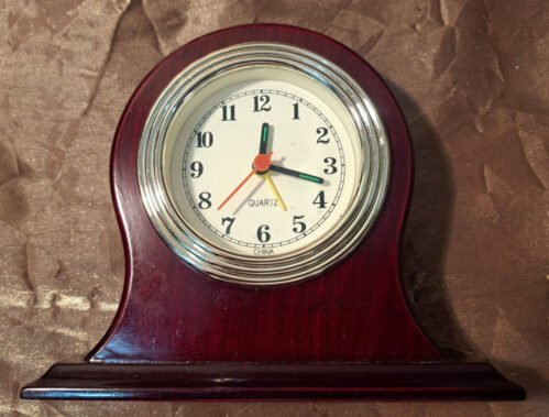 SMALL MANTLE OR DESK QUARTZ ALARM CLOCK (4 3/4" X 5 1/2" X 1 3/4") WORKS GREAT