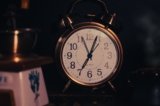 smart alarm clock for heavy sleepers featured image