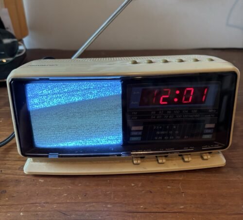 Soundesign AM/FM Electronic Clock/B&W TV Ivy