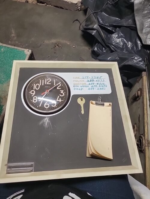 Spartus Company clock. Chalkboard Wall Clock with message notes. key hook.