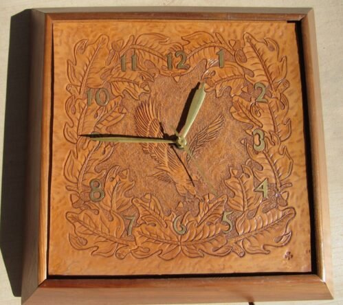 STUNNING VINTAGE HAND TOOLED AMERICAN WESTERN STYLE EAGLE WALL CLOCK RANCH CABIN