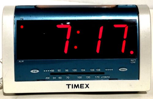 TIMEX 2006 Jumbo Display LED Alarm Clock Radio T256W Ice Blue & White Case