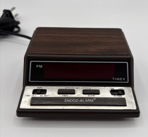 TIMEX SNOOZ-ALARM Digital Alarm Clock Model 5208-5L Vintage 1970-1980 Tested