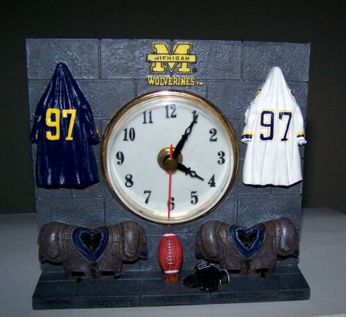 UNIV. OF MICHIGAN WOLVERINES - FOOTBALL ITEMS DESK CLOCK - GREAT COND (SHP SAV)