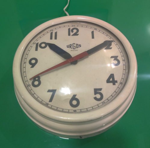 URGOS ELECTRIC WALL CLOCK 1950s. MADE IN ARGENTINA 220V 50 HZ. CURVED GLASS