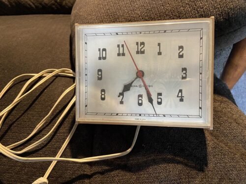 Vintage - General Electric Kitchen Wall Clock 5.5"x6.25" - Works