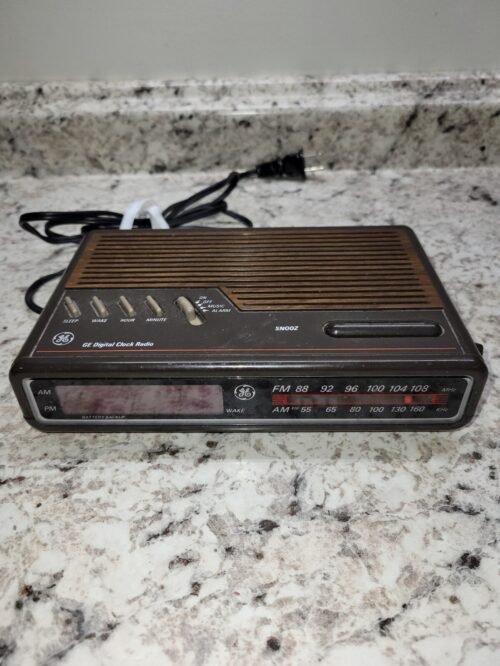 vintage 1980s digital alarm clock radio GE Retro AM/FM Wood Look collectable