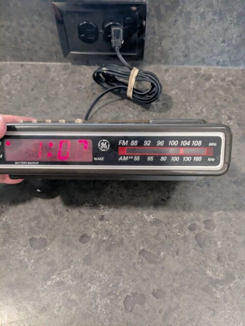 Vintage 1980s GE Model 7-4612A Woodgrain Digital Alarm Clock Radio AM/FM Tested