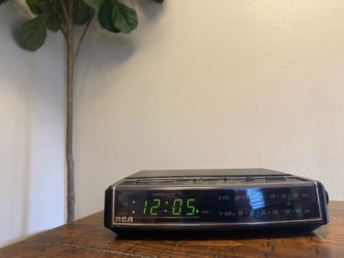 Vintage 1990s RCA RP-3651B AM/FM Alarm Radio Green LED Display Tested -See Video