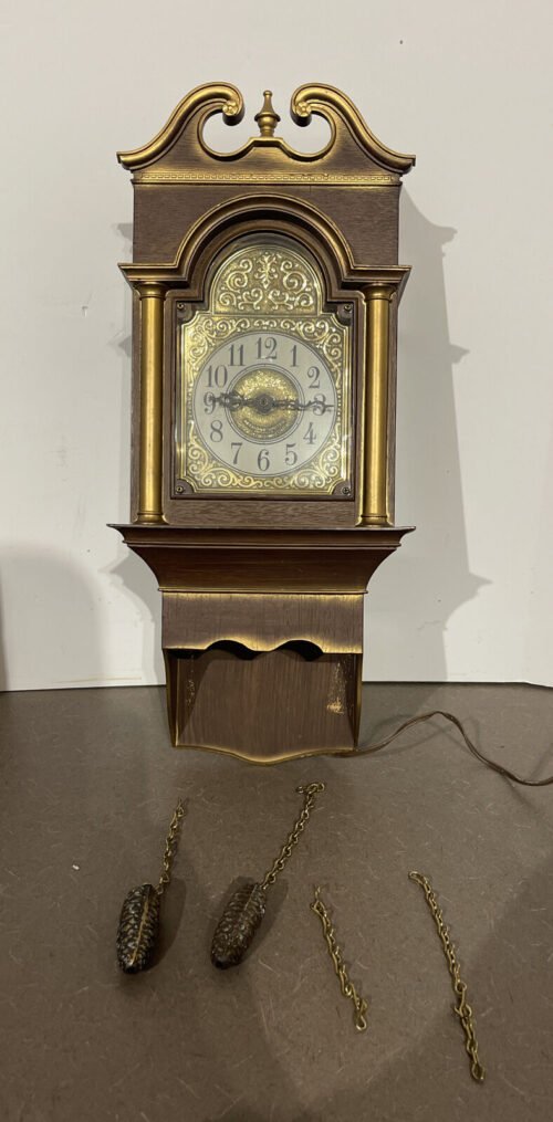 Vintage 19” Sessions Colonial style Wall Clock, Pine Cones Works Great! MCM