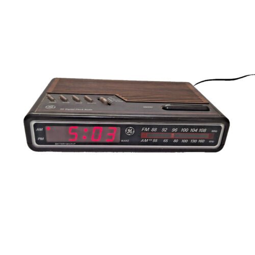 Vintage 90s GE Model 7-4612A Woodgrain Digital Alarm Clock Radio AM FM