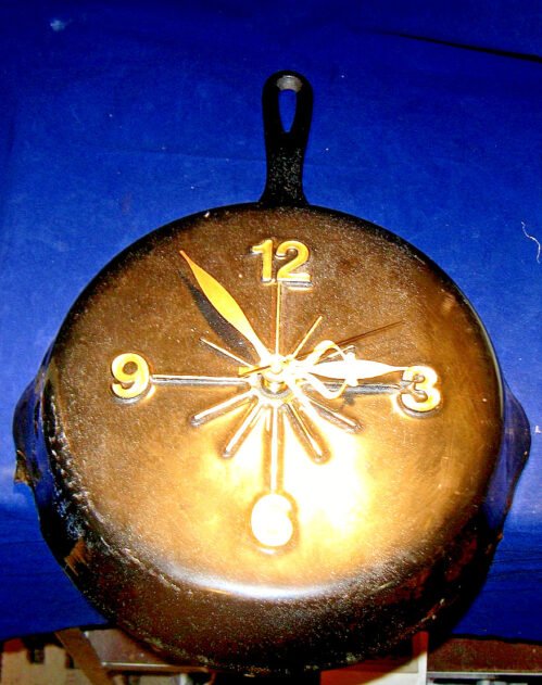 Vintage 9" Cast Iron Skillet Frying Pan Kitchen Clock Black Gold Battery Operate