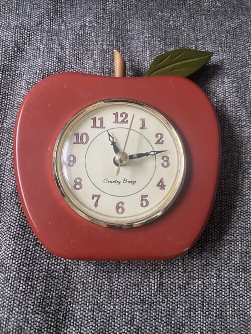 Vintage Country Breeze Apple Wall Clock With Leaf Accent Red