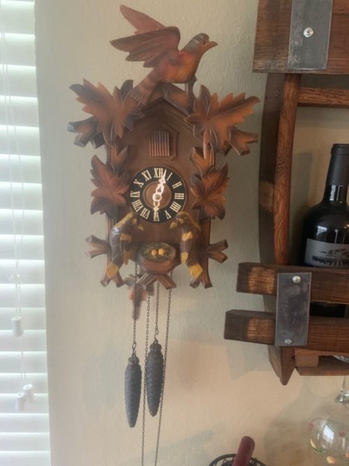 VINTAGE CUCKOO CLOCK WORKING MOVING BIRDS WATCHING EGGS.