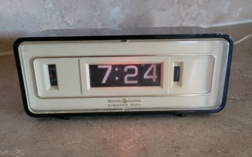 Vintage Flip Clock GE General Electric Lighted Dial Alarm Clock 8127-3A Video