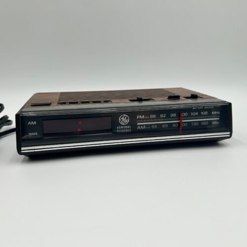 Vintage GE General Electric AM/FM Digital Alarm Clock Radio Model 7-4624B Wood