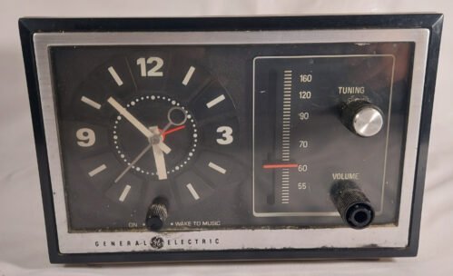 Vintage GE General Electric Table Desk Alarm Clock AM Radio 7-4725A - Works!